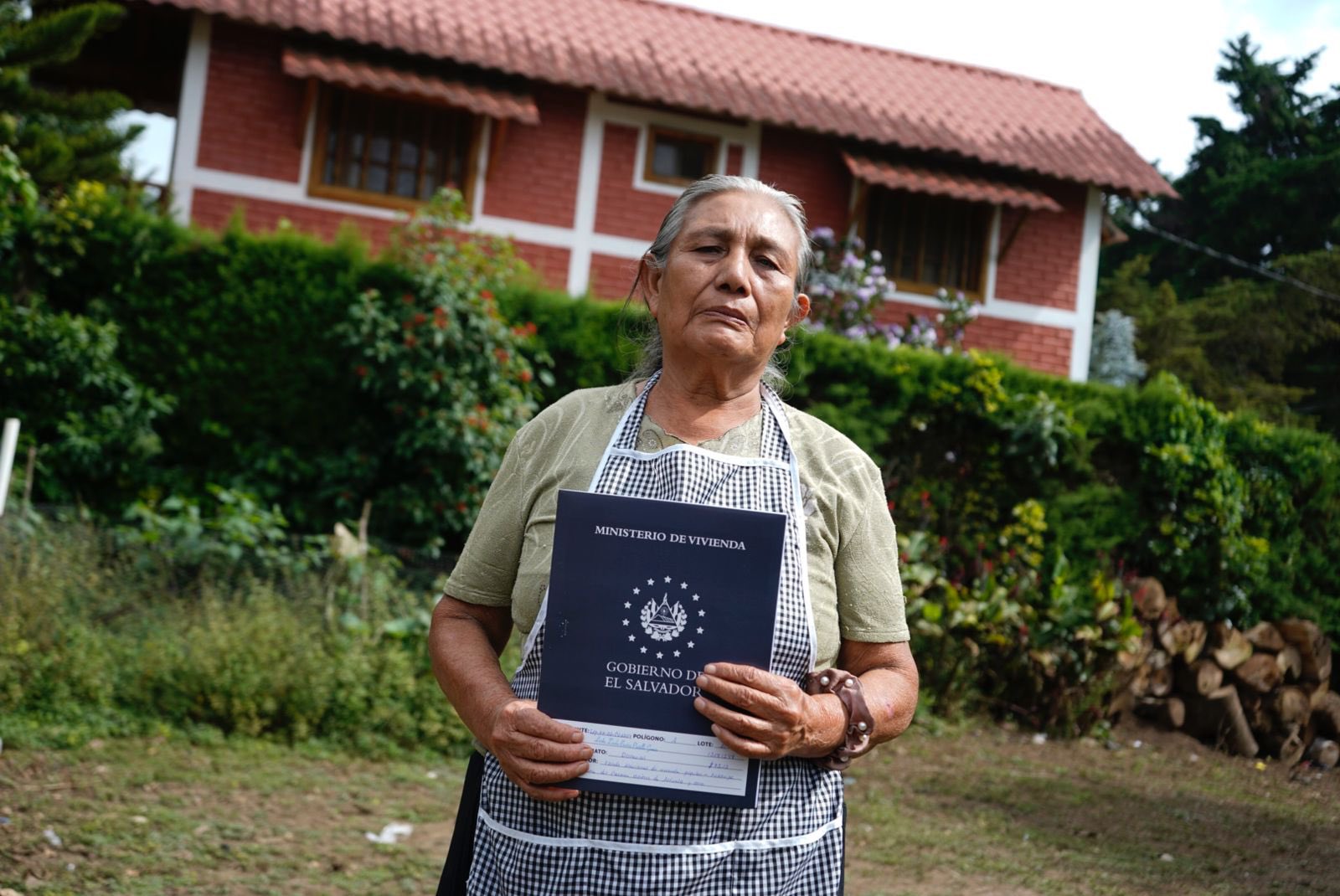 entregan-escrituras-a-27-familias-de-apaneca-tras-50-anos-de-espera